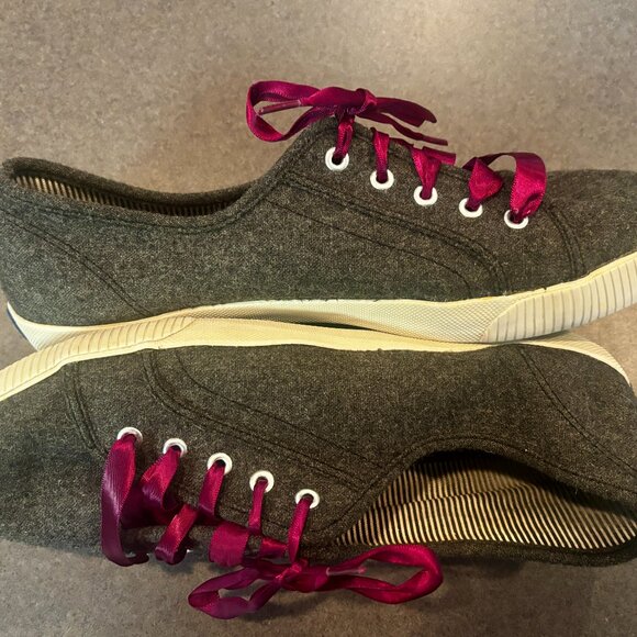 ~~Keds Womens 9.5  Gray Felt Shoes with Purple Laces      ALL FOOTWEAR ITEMS ARE - Picture 1 of 7